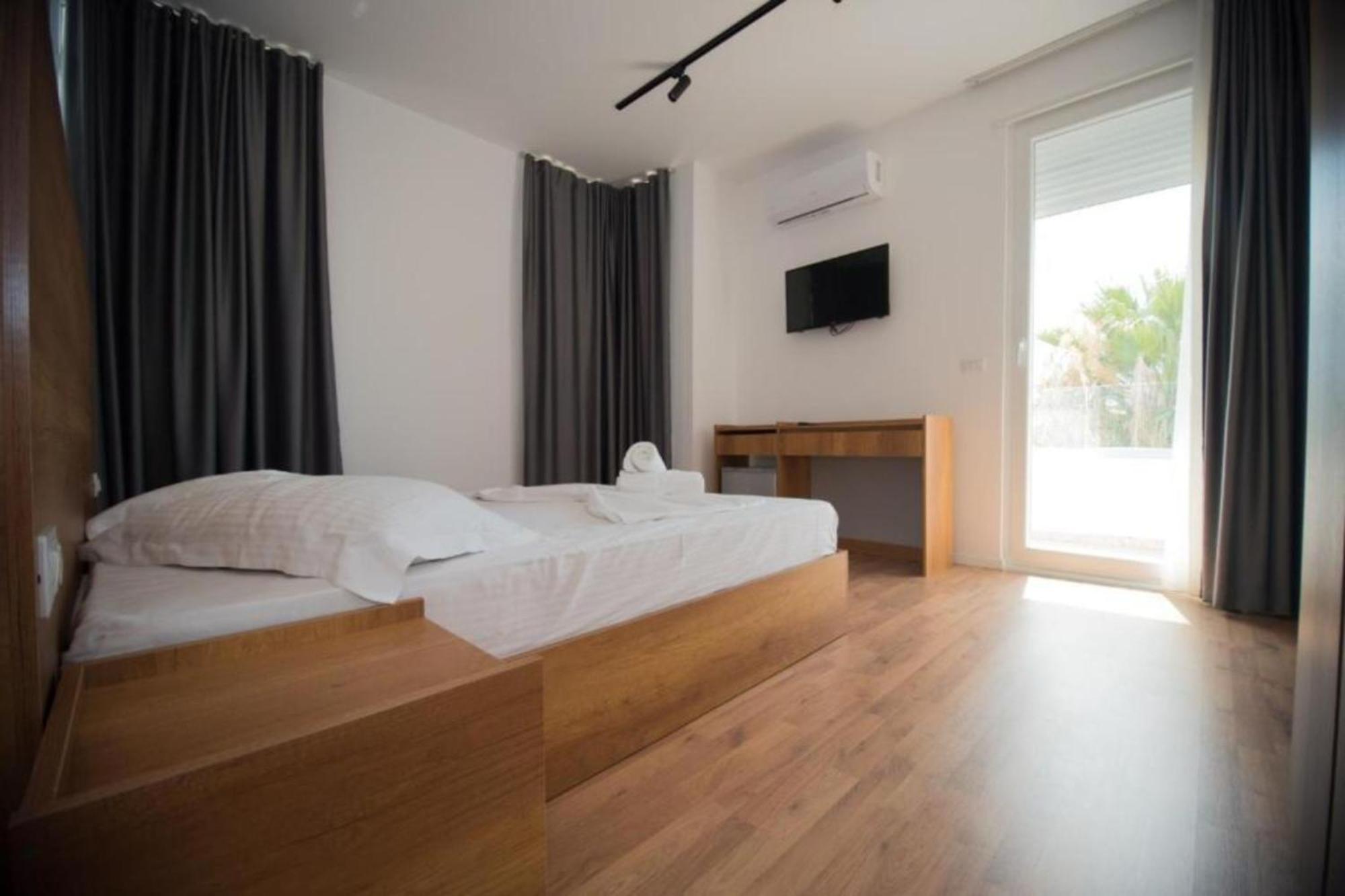Hotel Besani Durrës Exteriör bild