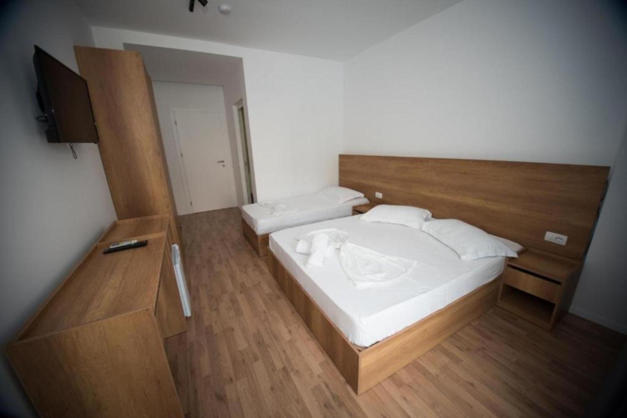 Hotel Besani Durrës Exteriör bild