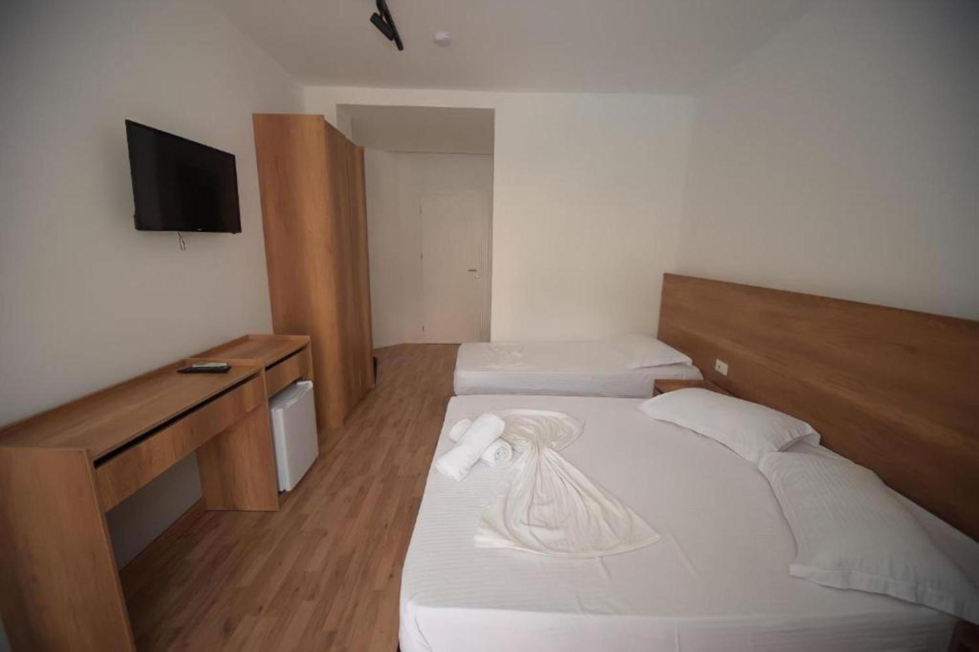 Hotel Besani Durrës Exteriör bild